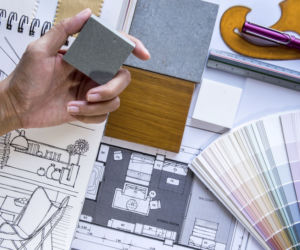 Architekt wnętrz dobiera materiały wykończeniowe