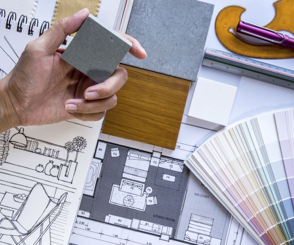 Architekt wnętrz dobiera materiały wykończeniowe