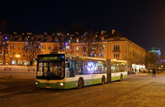 "To jest ogromna pomoc". Mobilna ogrzewalnia w Białymstoku. Można się ogrzać i napić herbaty