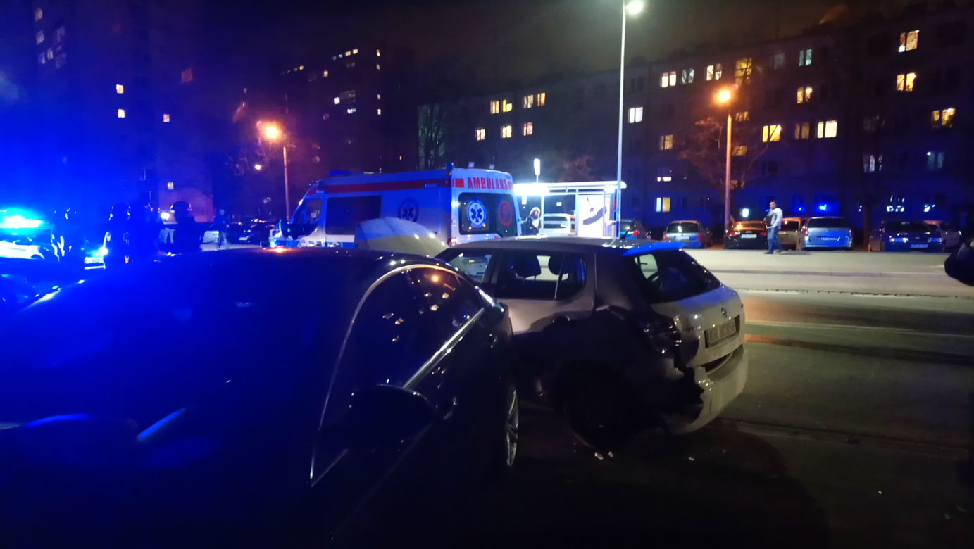 Poważny wypadek w Nowej Hucie. Karetka jadąca na sygnale zderzyła się z samochodem