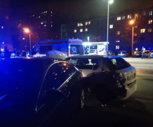 Poważny wypadek w Nowej Hucie. Karetka jadąca na sygnale zderzyła się z samochodem