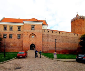 W tym mieście w województwie łódzkim znajduje się środek Polski. Arabski geograf nazwał je Nowymgrodem
