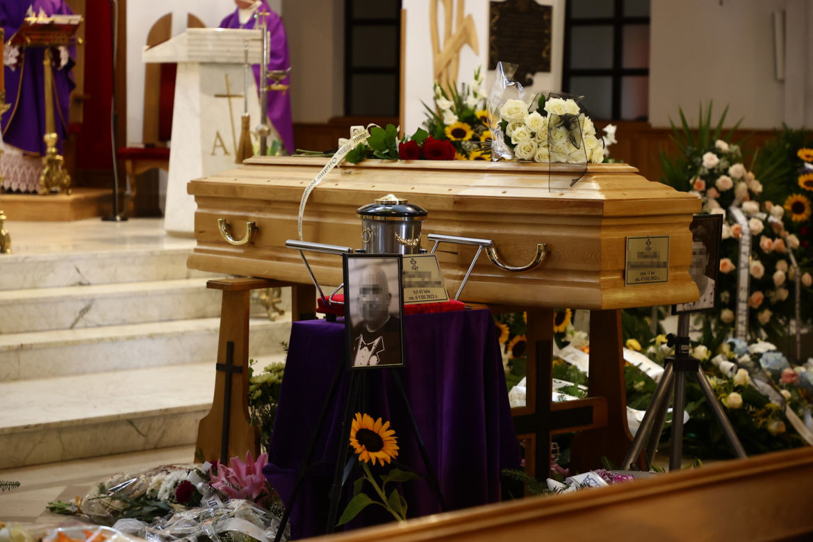 Matka zginęła w katastrofie autokaru w Chorwacji. Jej syn powiesił się z żalu. Spoczną w jednym grobie
