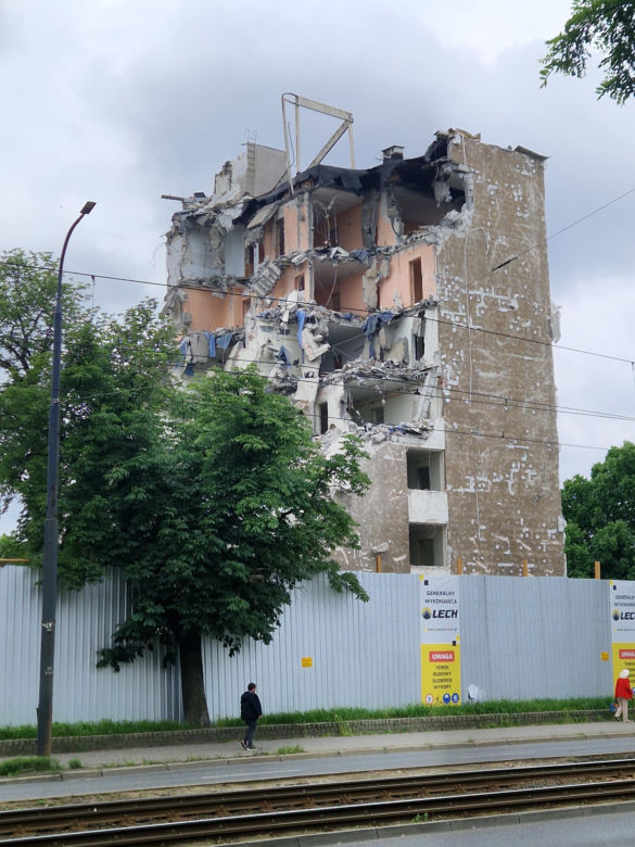 Tak znikał popularny biurowiec. Teraz powstaną tu apartamenty i mieszkania