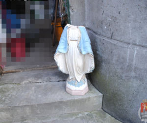 Urwana głowa figurki Matki Boskiej. Efekt włamania do kapliczki na Pradze [ZDJĘCIA]