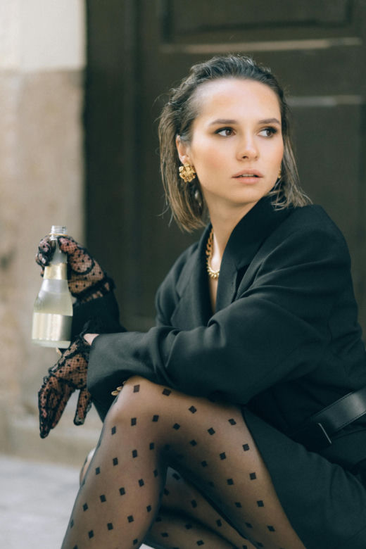 Czarne rajstopy to kwintesencja elegancji. Jak nosić je zimą?