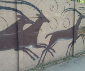 Malarz sam odnawia mural na ogrodzeniu wrocławskiego zoo
