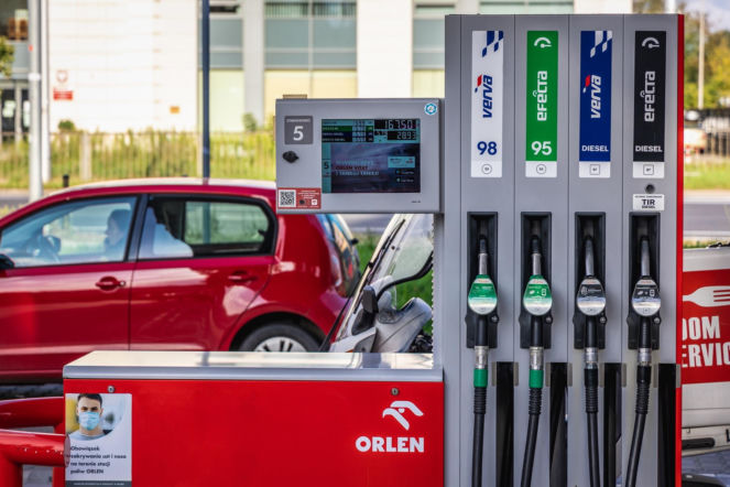 Polacy żądają tańszych paliw. Rząd ma poważny problem