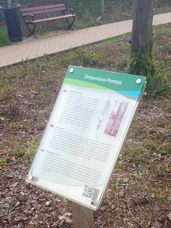 Zabytkowa pompa i jej replika na Krzekowie