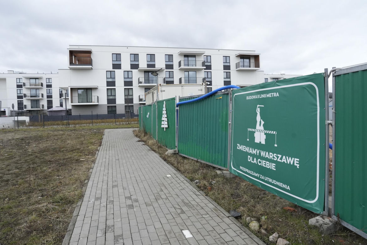 Autobus już może zakręcić. Koniec groteski przed przychodnią na Bemowie