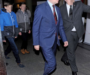 BŁASZCZAK WOZI DZIECI DO KINA RZĄDOWA LIMUZYNĄ