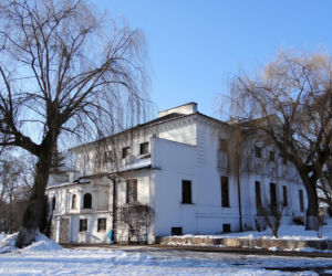 To jedno z najmniejszych miast w województwie łódzkim. Mieszka w nim mniej osób niż na wsiach