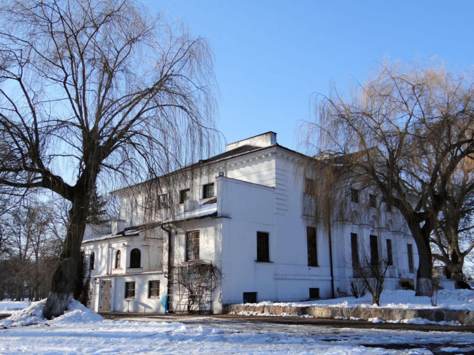 To jedno z najmniejszych miast w województwie łódzkim. Mieszka w nim mniej osób niż na wsiach