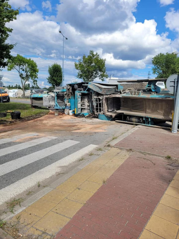 Stalowy kolos runął na drogę. Drogowy paraliż i wielka akcja pod Legionowem