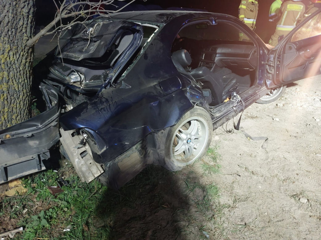Wypadł z drogi, huknął w drzewo. Pasażer z bmw ranny. Dramat pod Wyszkowem