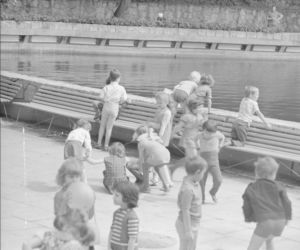Dzieci przy stawku Barlickiego, rok 1975