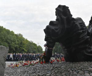 77. rocznica Powstania Warszawskiego. Wanda Traczyk Stawska przy pomniku Poległym Niepokonanym.