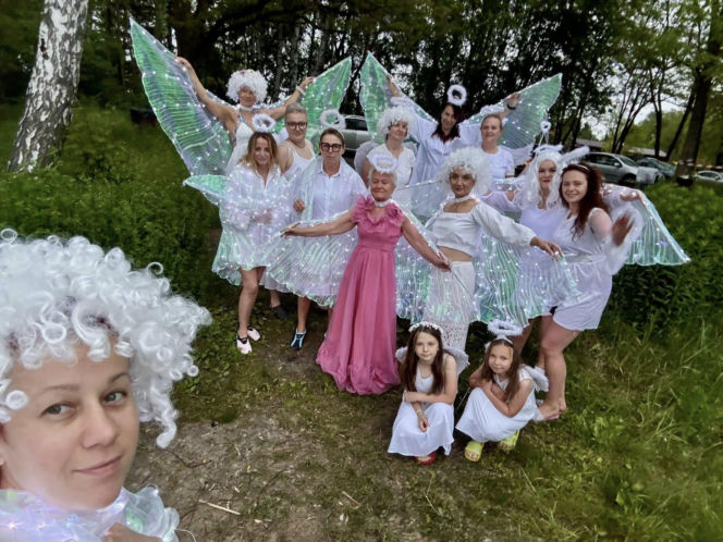 Anielskie skrzydła nad zalewem Piachy. Morsujące Wiedźmy Świętokrzyskie w wyjątkowej akcji o świcie!