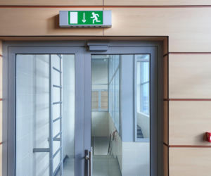 Jak drzwi decydują o bezpieczeństwie ewakuacji w obiektach publicznych