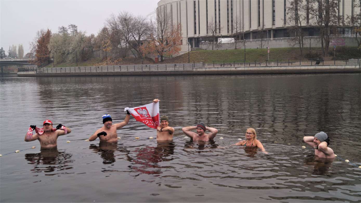 Bydgoskie morsy wskoczyły do Brdy! Za nami inauguracja sezonu na Wyspie Młyńskiej 