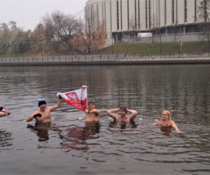 Bydgoskie morsy wskoczyły do Brdy! Za nami inauguracja sezonu na Wyspie Młyńskiej 