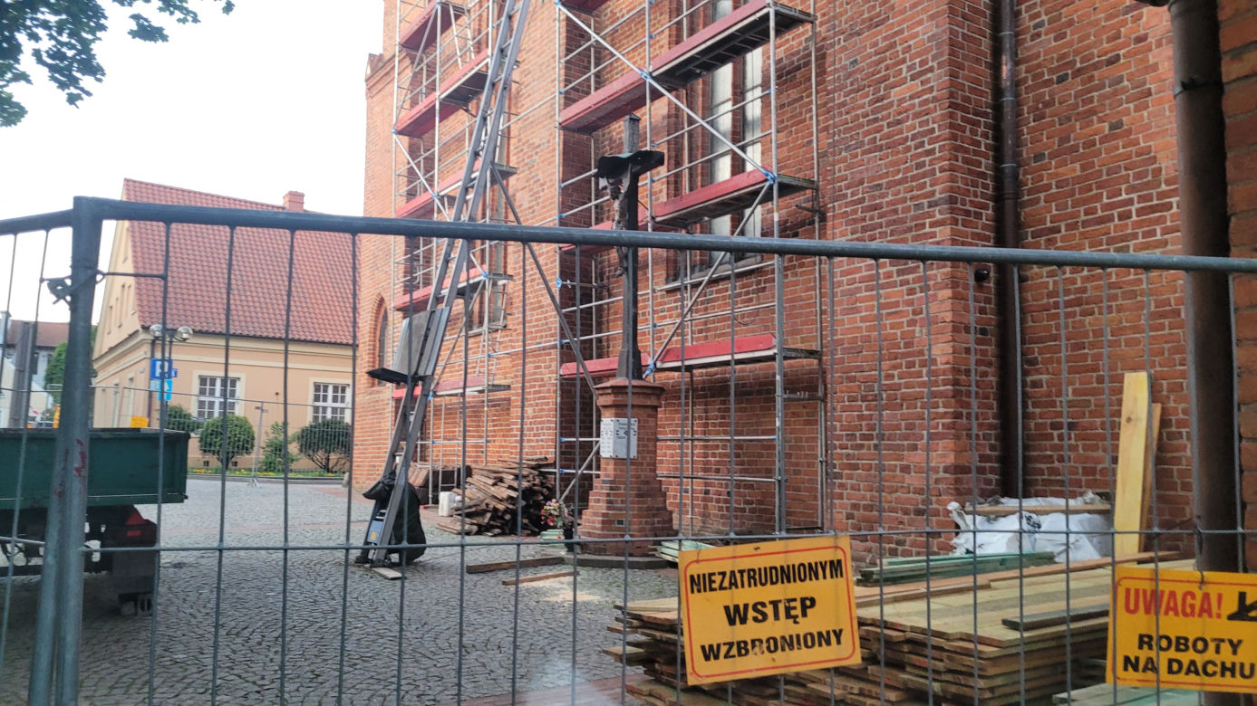 Trwa remont dachu olsztyńskiej katedry. Znaleziono butelki po piwie sprzed 100 lat [ZDJĘCIA]