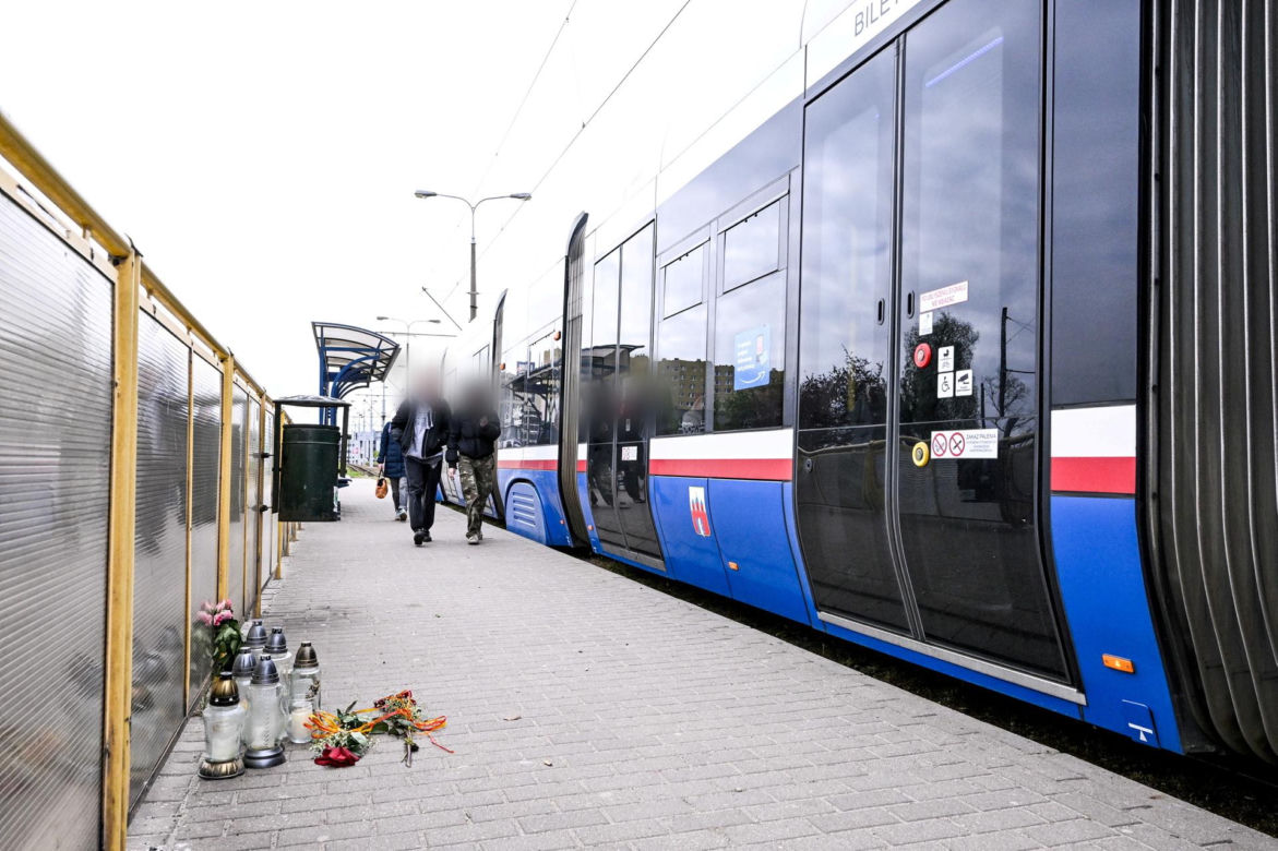 Szkoła opłakuje tragicznie zmarłą Emilkę. 15-latka została potrącona przez tramwaj