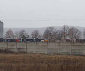 Mieszkańcy Chabielic w szoku, nikt nie wiedział o składowisku! A kto posprząta beczki?