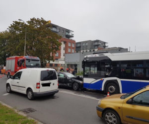 Czołowe zderzenie samochodu z autobusem w Krakowie