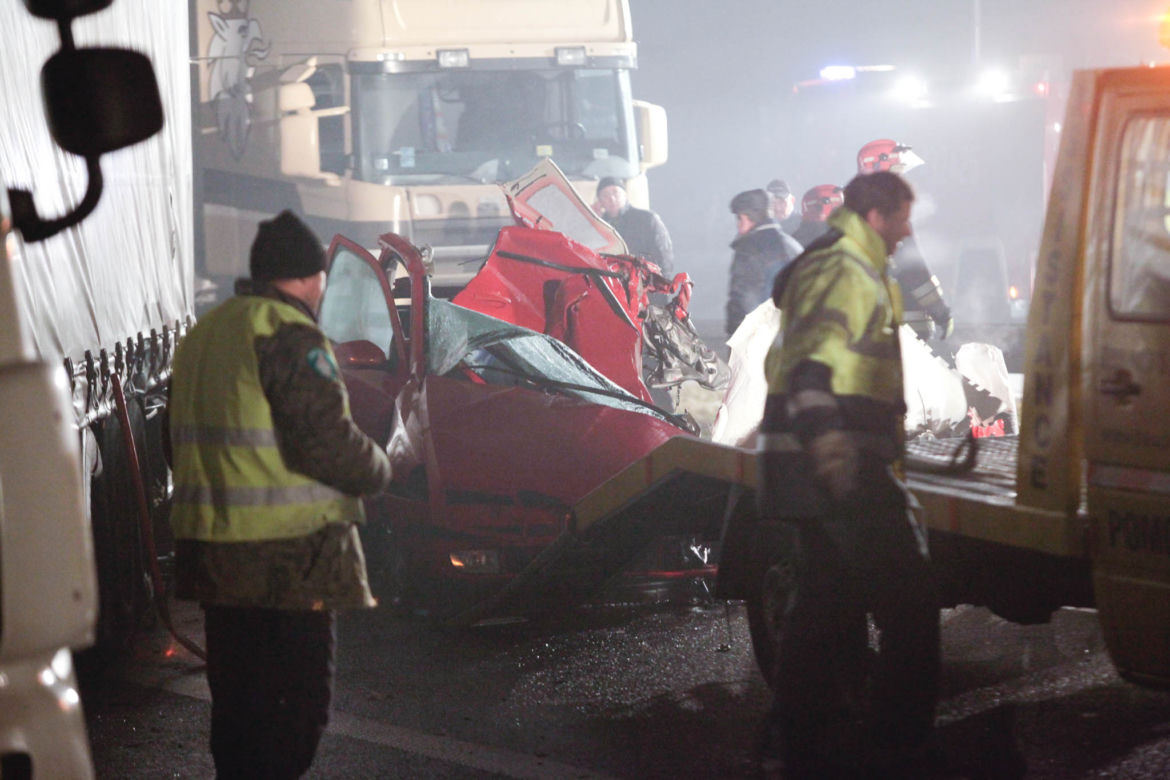 Śląskie: Karambol ok. 80 aut na drodze do Cieszyna. Zginęła jedna osoba. Trasa S1 zablokowana