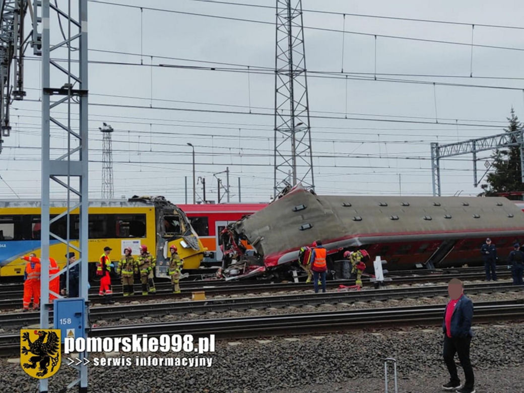 Czołowe zderzenie pociągów w Gdyni. Są ranni