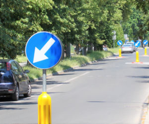 Drogowy absurd? Kierowcy z Tarnowa muszą jeździć slalomem!