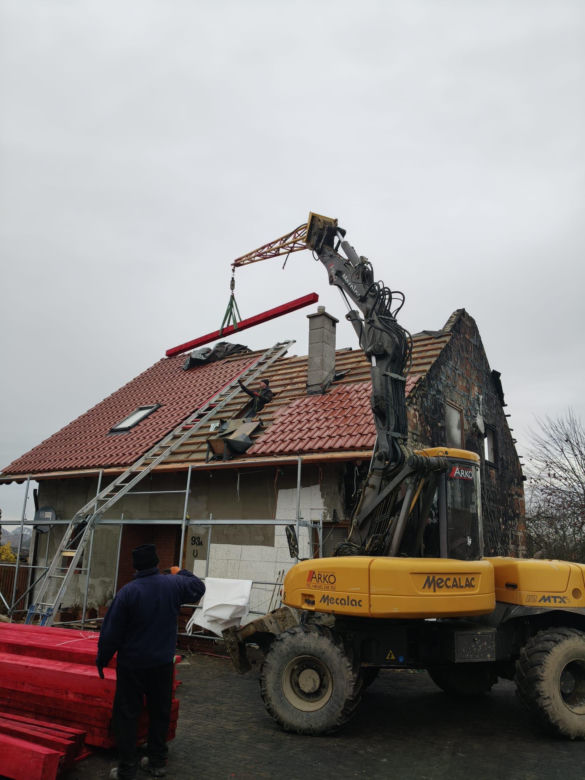 Dom Państwa Wysockich po pożarze - pierwsze prace to remont dachu