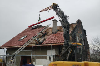 Dom Państwa Wysockich po pożarze - pierwsze prace to remont dachu