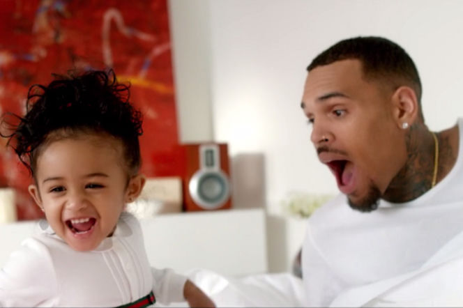 Chris Brown z córką w teledysku i na scenie