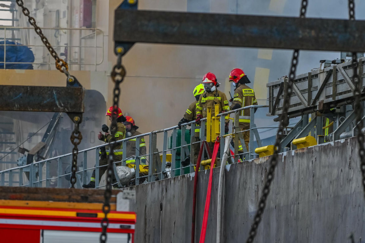 Potężny pożar statku w porcie w Gdańsku! Ogień zajął ładownię, na miejscu około 100 strażaków