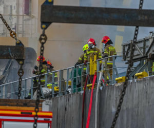 Potężny pożar statku w porcie w Gdańsku! Ogień zajął ładownię, na miejscu około 100 strażaków