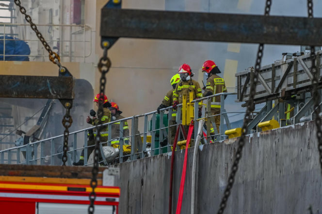 Potężny pożar statku w porcie w Gdańsku! Ogień zajął ładownię, na miejscu około 100 strażaków