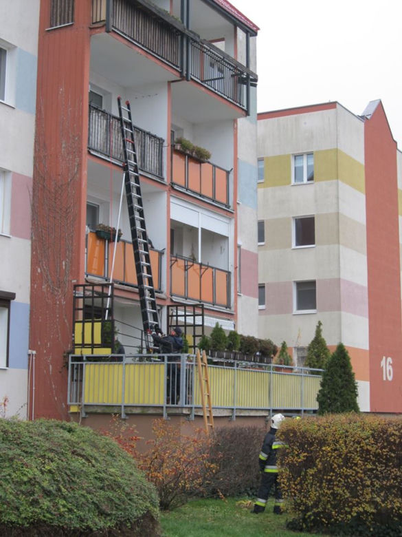 Niesforny urwis zatrzasnął własną matkę na balkonie