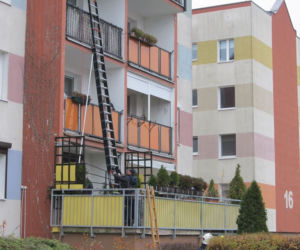 Niesforny urwis zatrzasnął własną matkę na balkonie