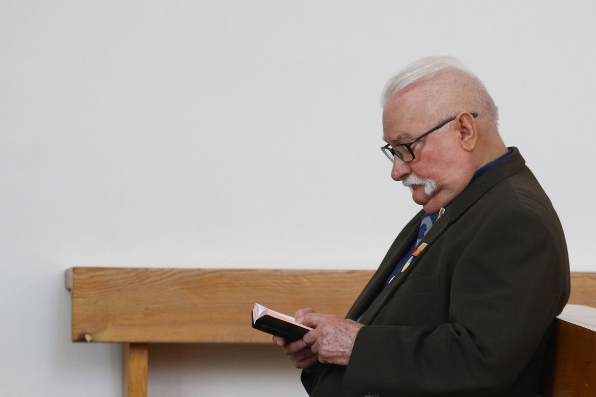 Wałęsa obwieszony ważnymi symbolami. Tak przyjechał do kościoła 