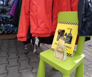 Zamość: Handel przed galerią Revia Park. Sprzedawcy przenieśli się przed galerię
