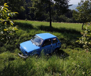 Chomranice. Maluch wypadł z drogi do rowu. Jedna osoba w szpitalu