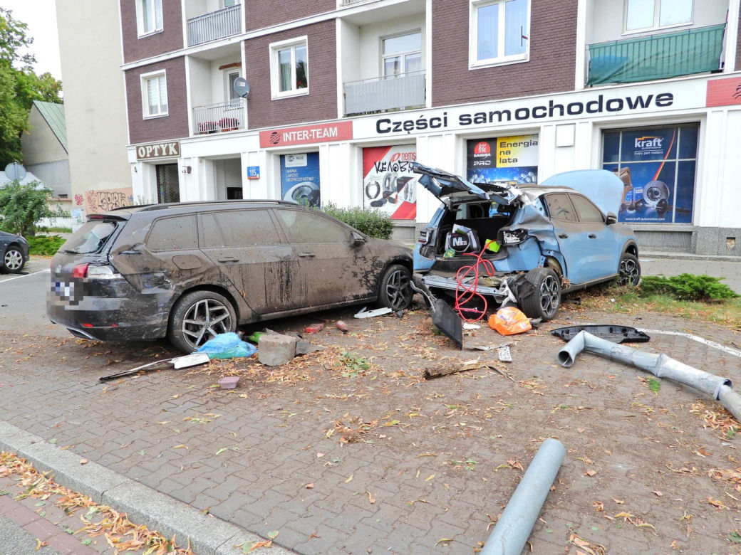Pijany 23-latek rozbił BMW na Puławskiej! Dwie osoby w szpitalu
