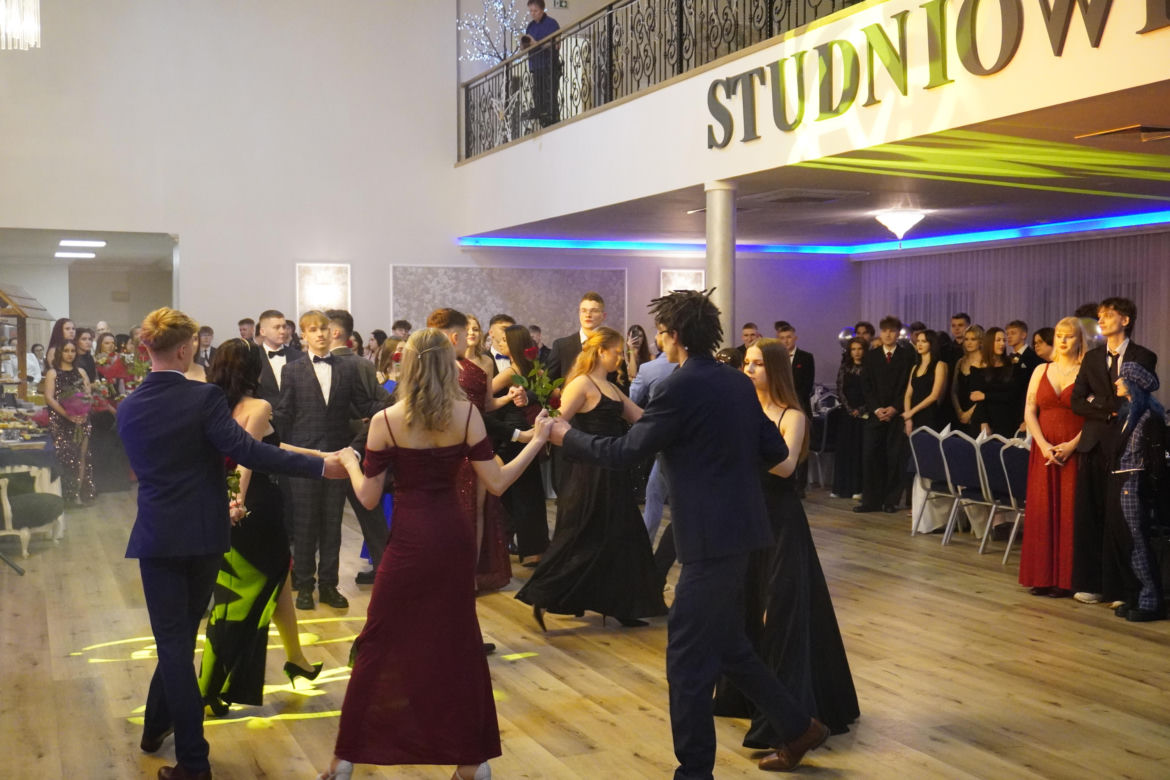Dwa polonezy na studniówce bydgoskiej Handlówki. W jednym pomogli nauczyciele