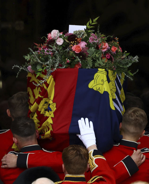 Trumna z Królową przybyła do Westminsteru