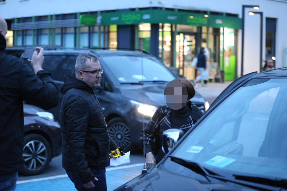 Przemysław Czarnecki opuszcza izbę wytrzeźwień