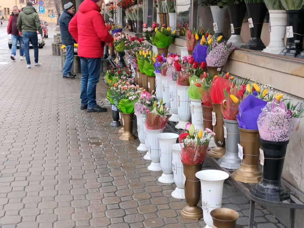 W Lublinie przed stoiskami z kwiatami długie kolejki. Sprawdziliśmy, jakie są ceny