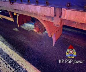 Z ciężarówki urwały się koła i wbiły się w osobówkę. Kierowca ratował się ucieczką do rowu