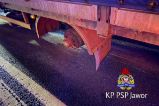 Z ciężarówki urwały się koła i wbiły się w osobówkę. Kierowca ratował się ucieczką do rowu